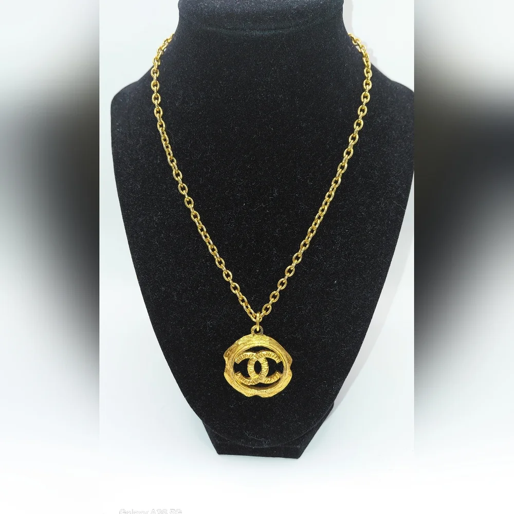 Vtg Chanel Coco Mark CC Gold Plated Medallion Chain Necklace